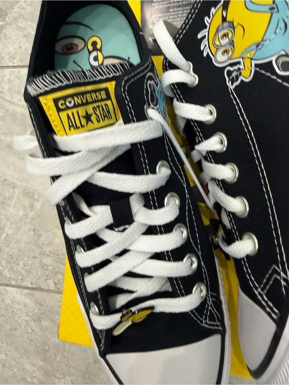 New mens Converse Sz 9 Minions Low Top Athletic Shoes Womens Sz 11